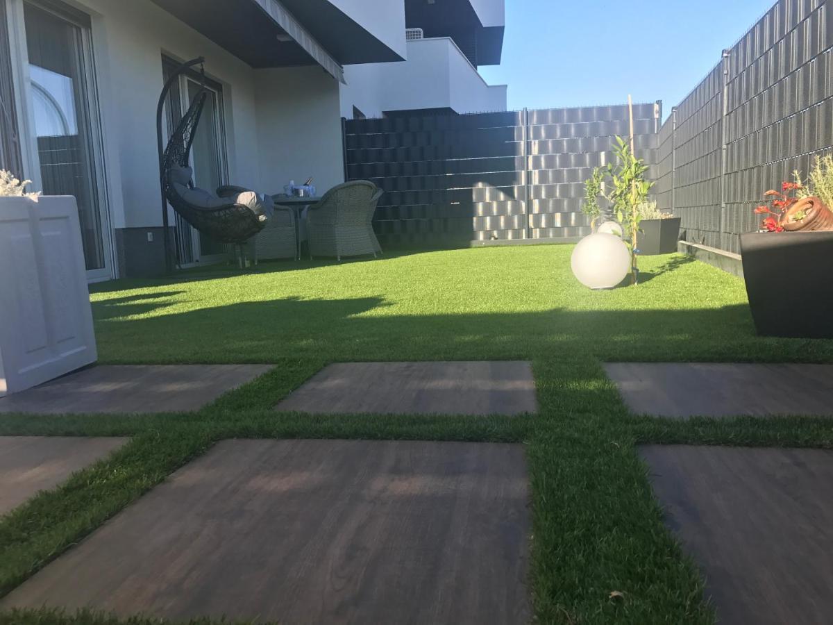 Apartment Hedonist-luxury 2 Bedroom With Private Hot Tub, Garden And Free Parking *