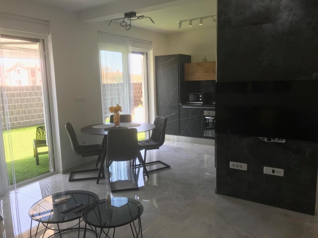 Hedonist-luxury 2 Bedroom With Private Hot Tub, Garden And Free Parking *