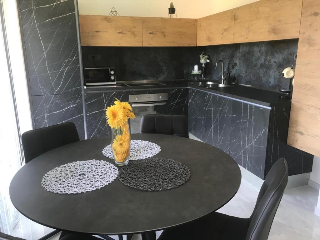 Hedonist-luxury 2 Bedroom With Private Hot Tub, Garden And Free Parking * Trogir