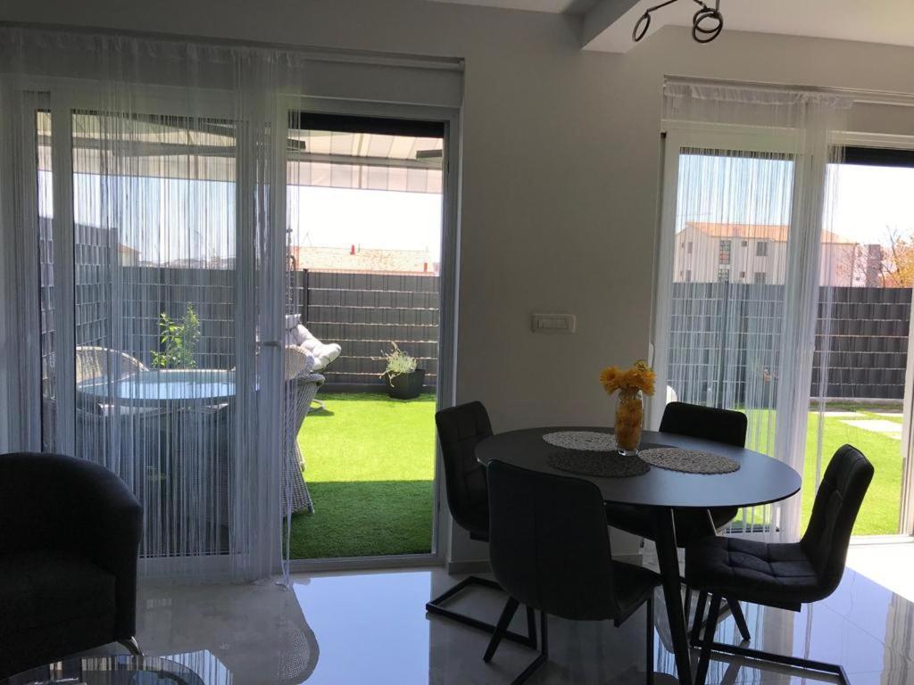 Hedonist-luxury 2 Bedroom With Private Hot Tub, Garden And Free Parking Apartment Trogir