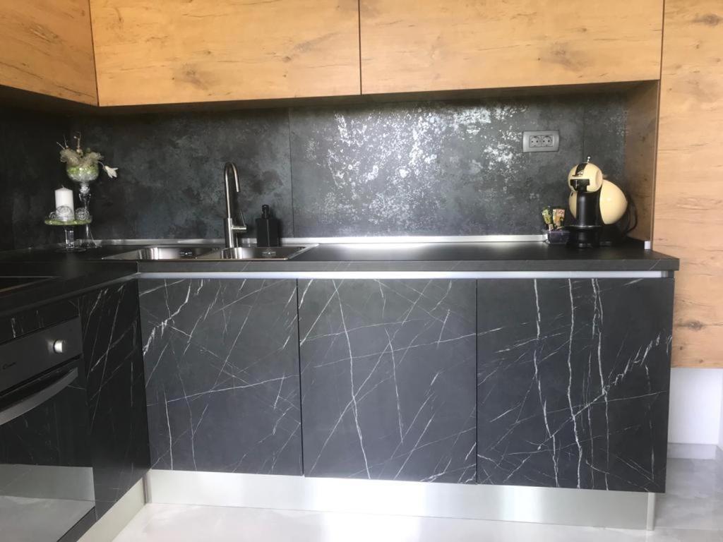 Hedonist-luxury 2 Bedroom With Private Hot Tub, Garden And Free Parking Apartment