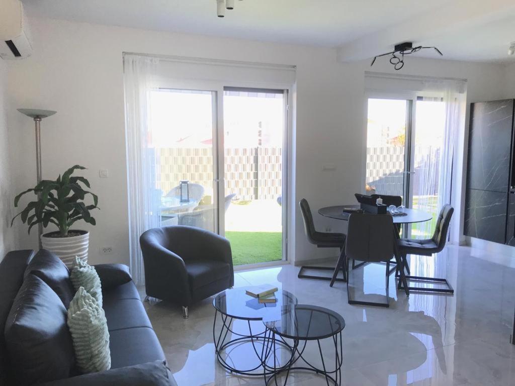Apartment Hedonist-luxury 2 Bedroom With Private Hot Tub, Garden And Free Parking Trogir