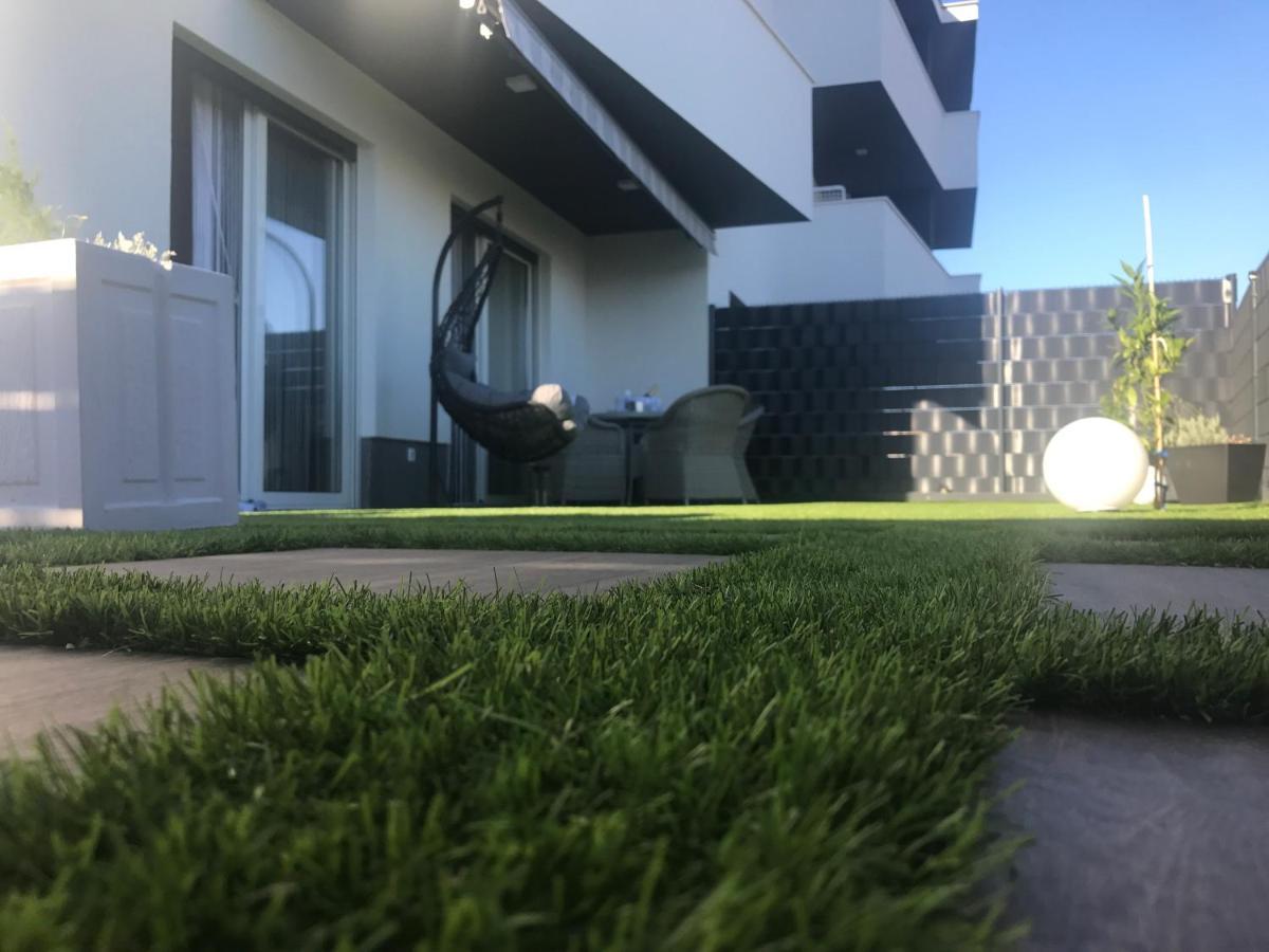 Hedonist-luxury 2 Bedroom With Private Hot Tub, Garden And Free Parking *