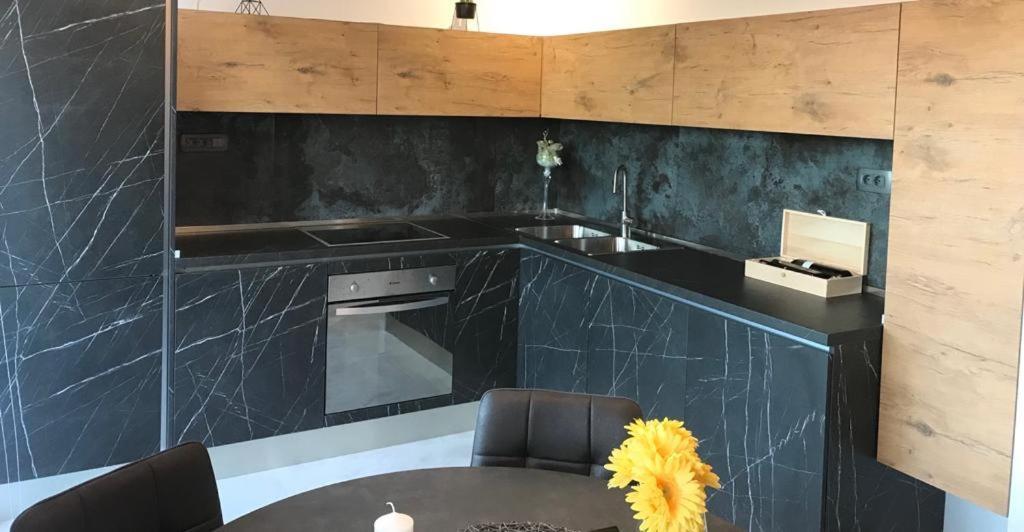 Hedonist-luxury 2 Bedroom With Private Hot Tub, Garden And Free Parking *