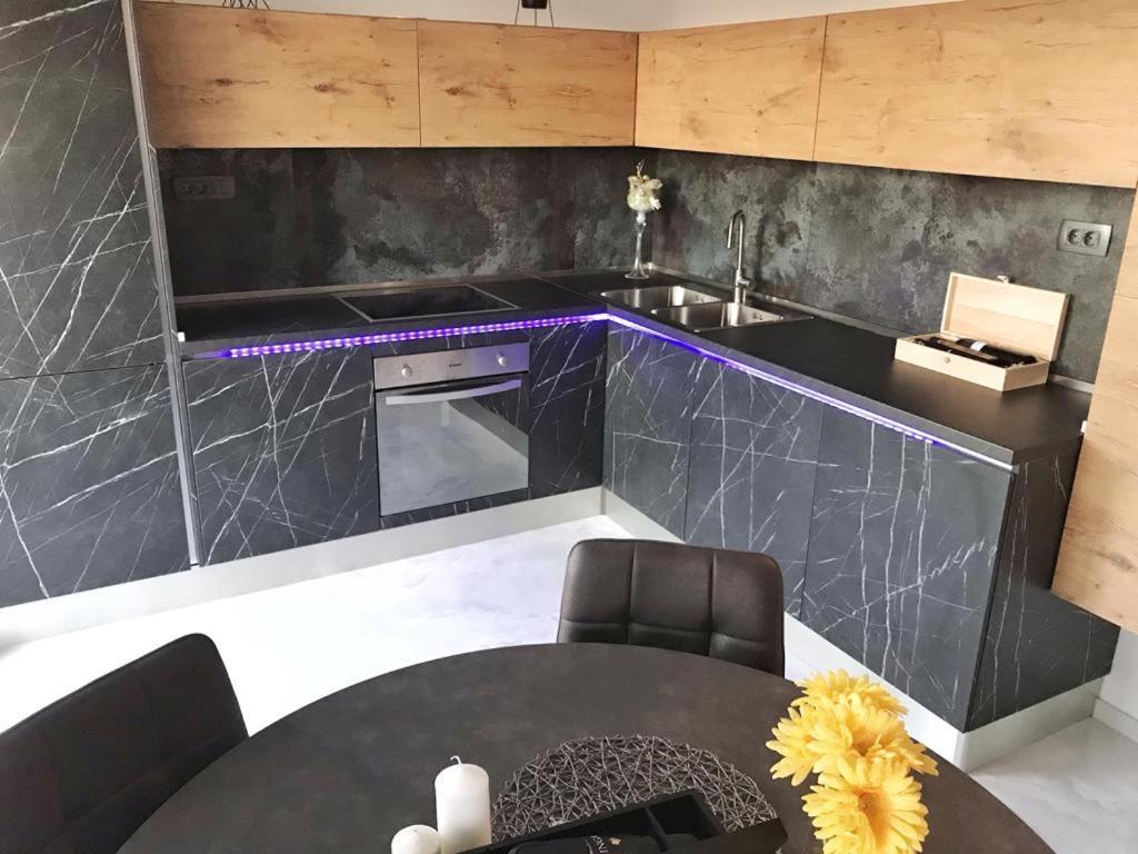 Hedonist-luxury 2 Bedroom With Private Hot Tub, Garden And Free Parking Apartment *