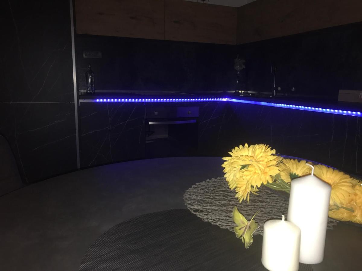 Apartment Hedonist-luxury 2 Bedroom With Private Hot Tub, Garden And Free Parking