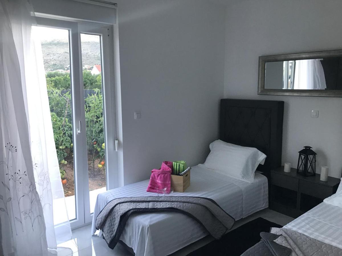 Hedonist-luxury 2 Bedroom With Private Hot Tub, Garden And Free Parking * Trogir