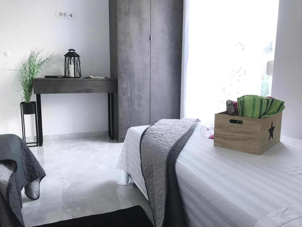 Hedonist-luxury 2 Bedroom With Private Hot Tub, Garden And Free Parking Trogir