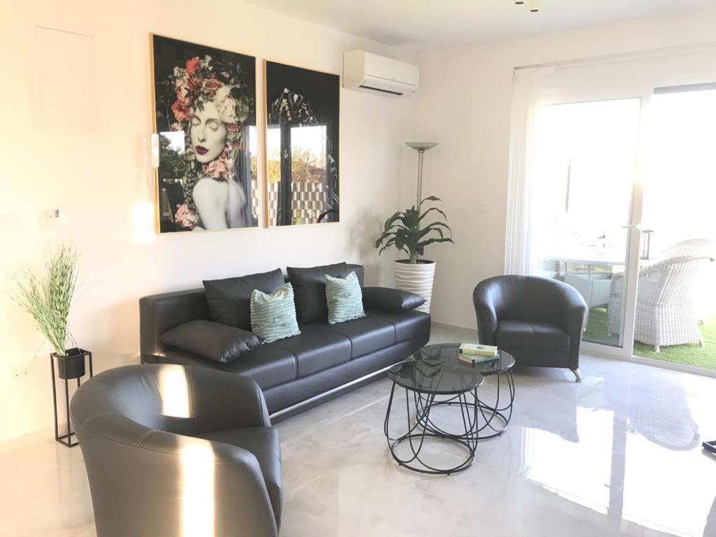 Hedonist-luxury 2 Bedroom With Private Hot Tub, Garden And Free Parking *