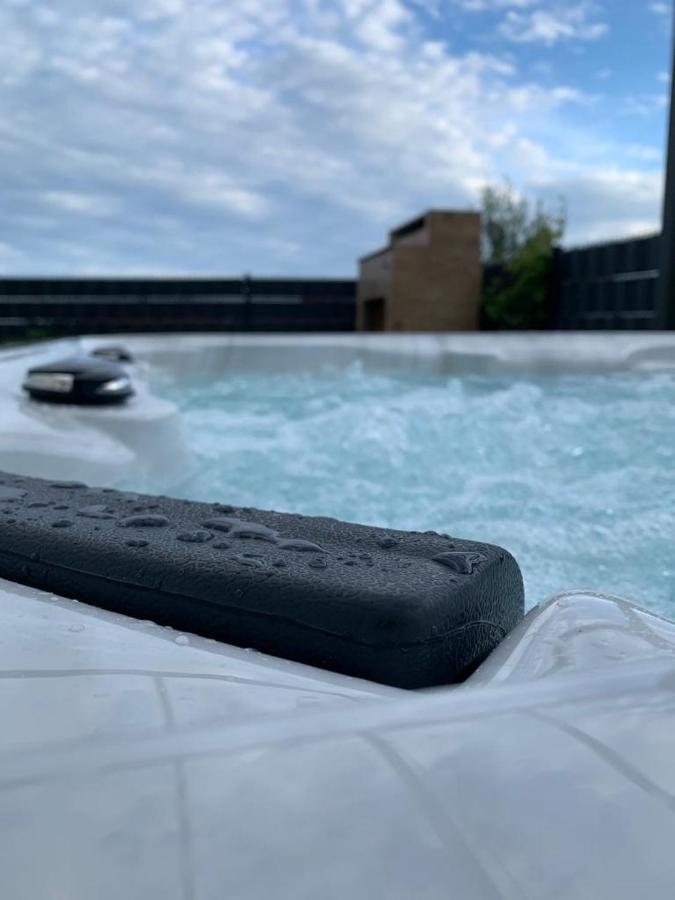 Hedonist-luxury 2 Bedroom With Private Hot Tub, Garden And Free Parking