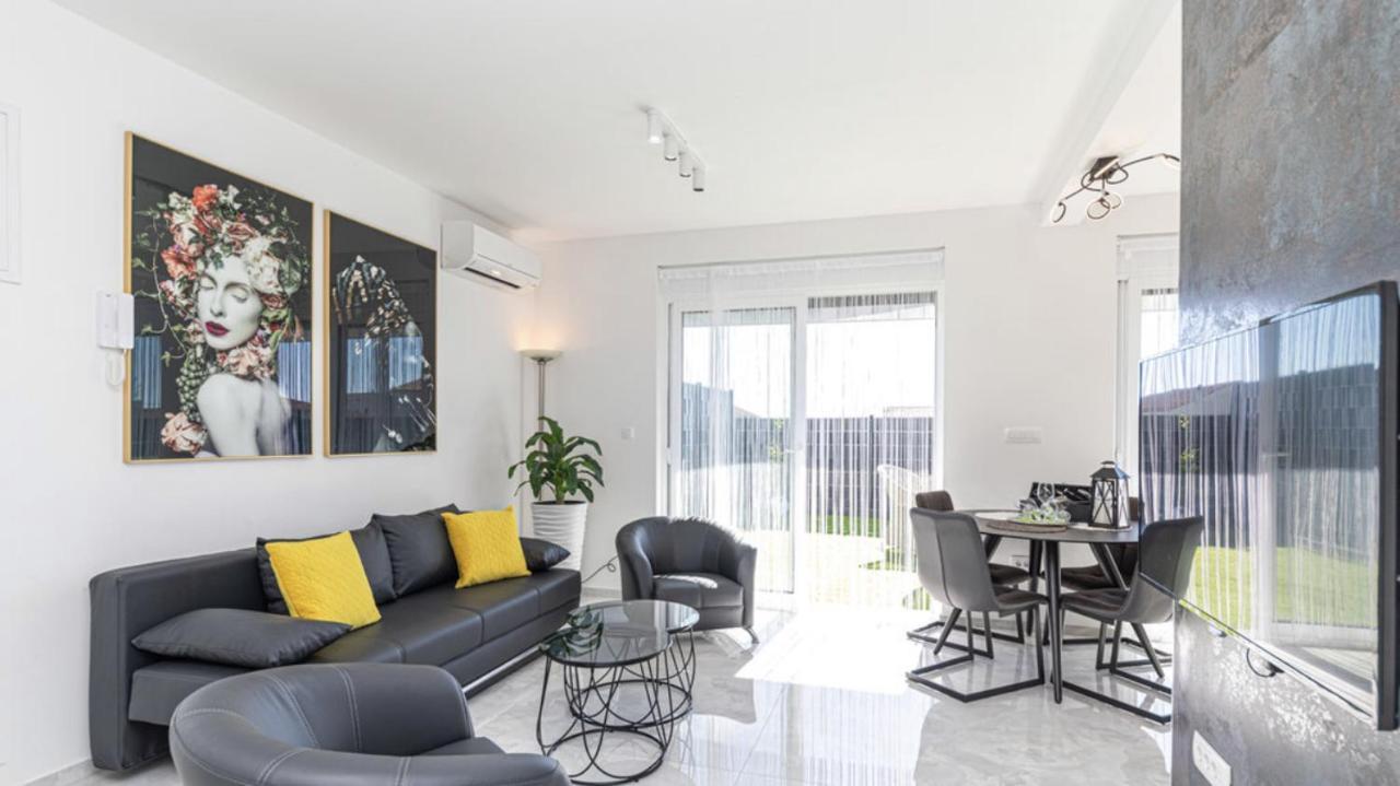Hedonist-luxury 2 Bedroom With Private Hot Tub, Garden And Free Parking *