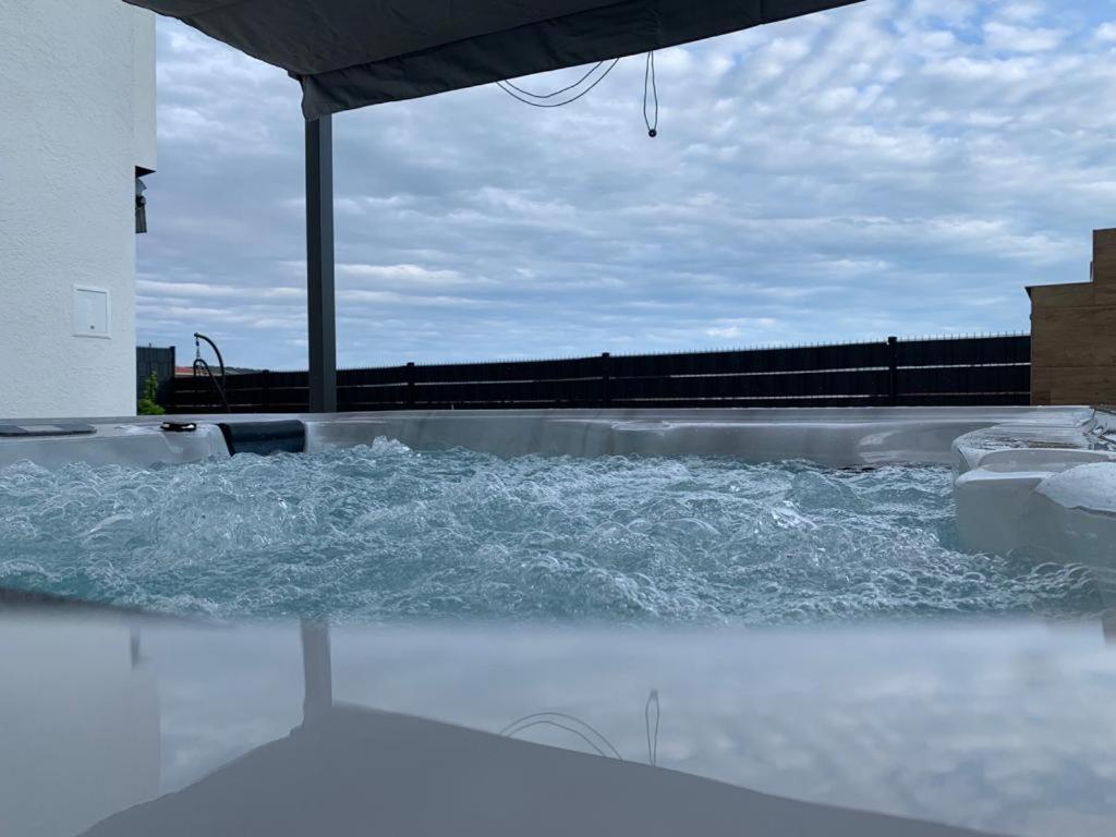 Hedonist-luxury 2 Bedroom With Private Hot Tub, Garden And Free Parking Apartment *