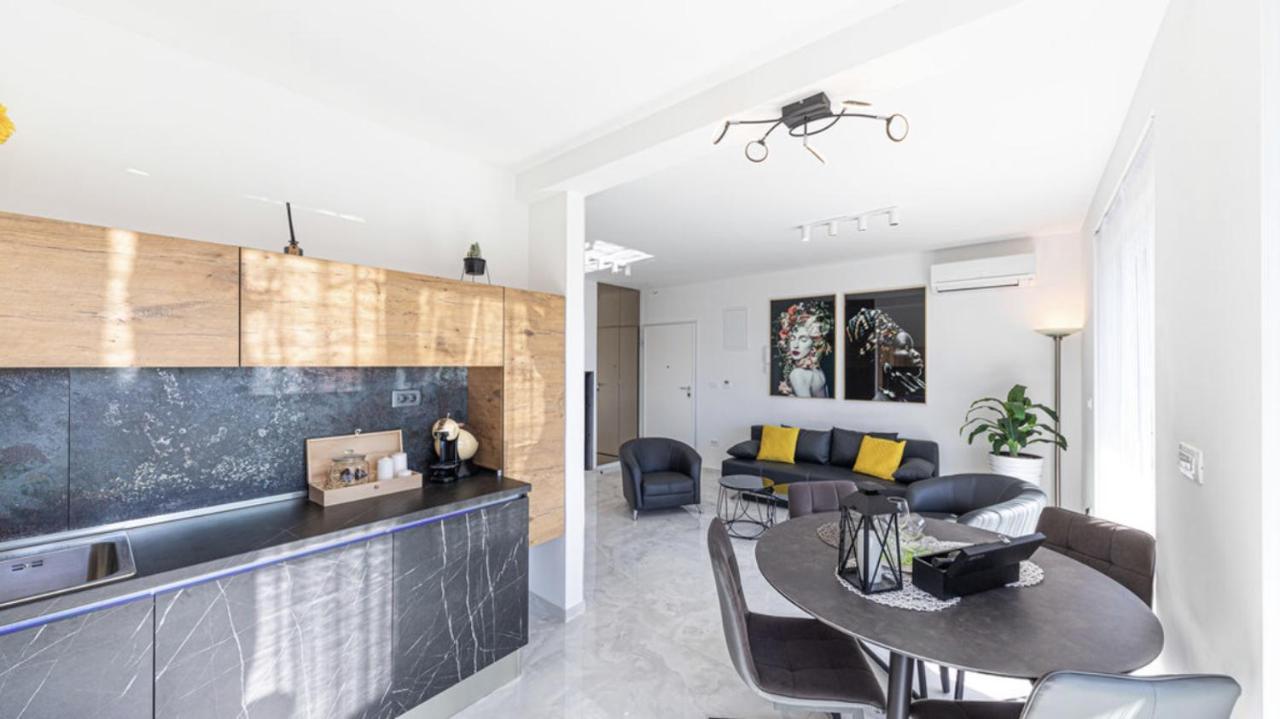 Hedonist-luxury 2 Bedroom With Private Hot Tub, Garden And Free Parking *