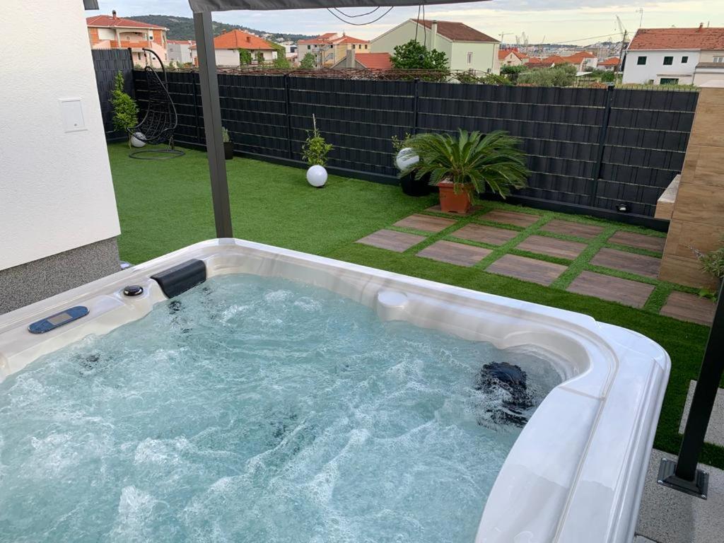 Apartment Hedonist-luxury 2 Bedroom With Private Hot Tub, Garden And Free Parking Trogir