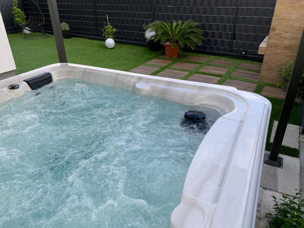 Hedonist-luxury 2 Bedroom With Private Hot Tub, Garden And Free Parking * Trogir