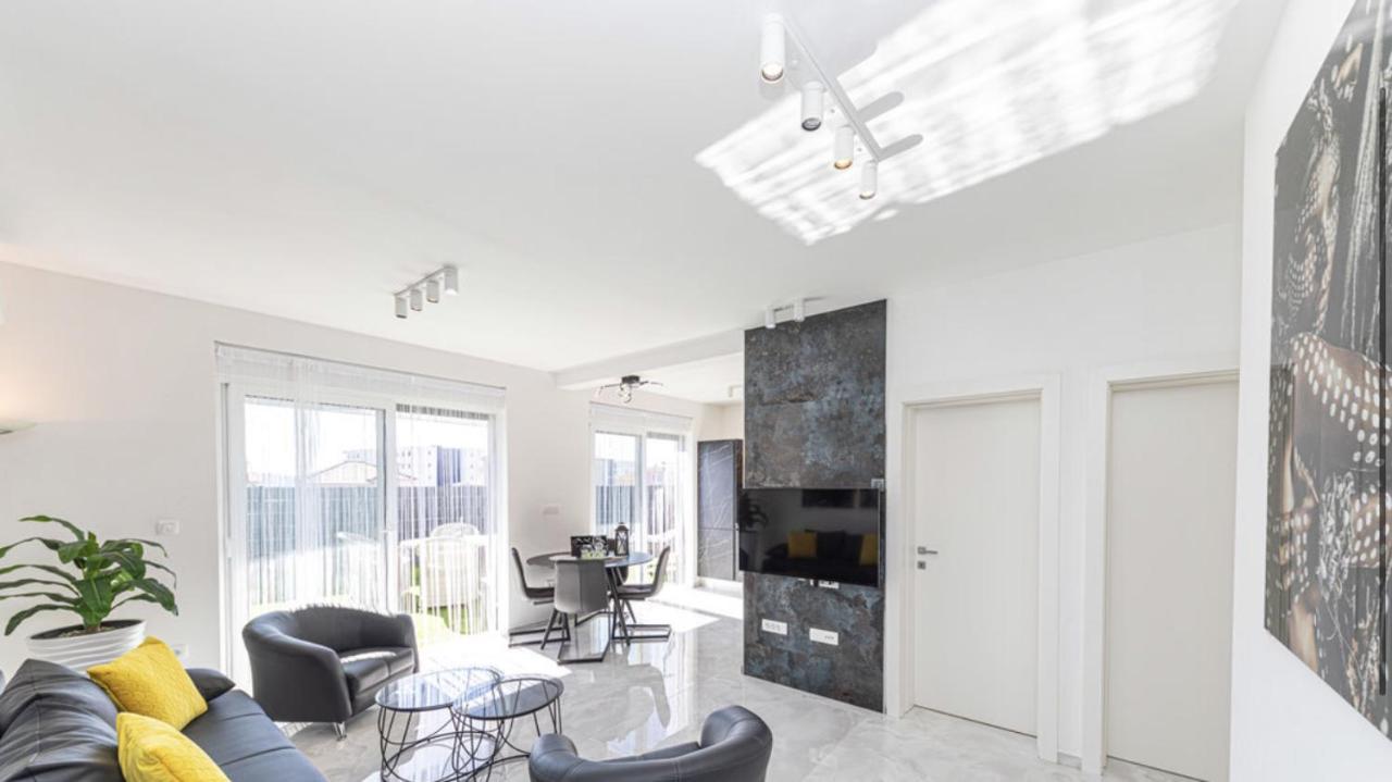 Hedonist-luxury 2 Bedroom With Private Hot Tub, Garden And Free Parking Apartment