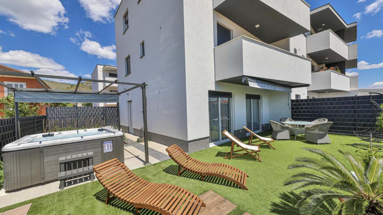 Apartment Hedonist-luxury 2 Bedroom With Private Hot Tub, Garden And Free Parking Trogir