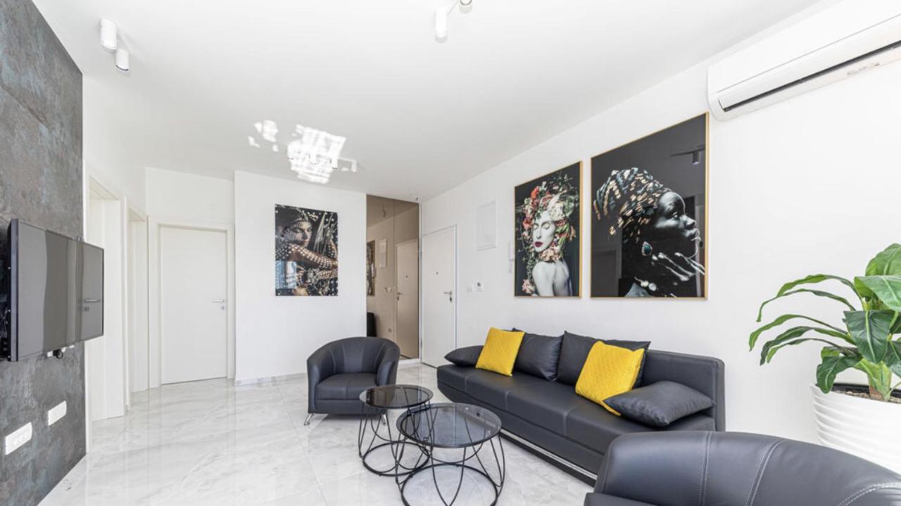 Hedonist-luxury 2 Bedroom With Private Hot Tub, Garden And Free Parking Apartment