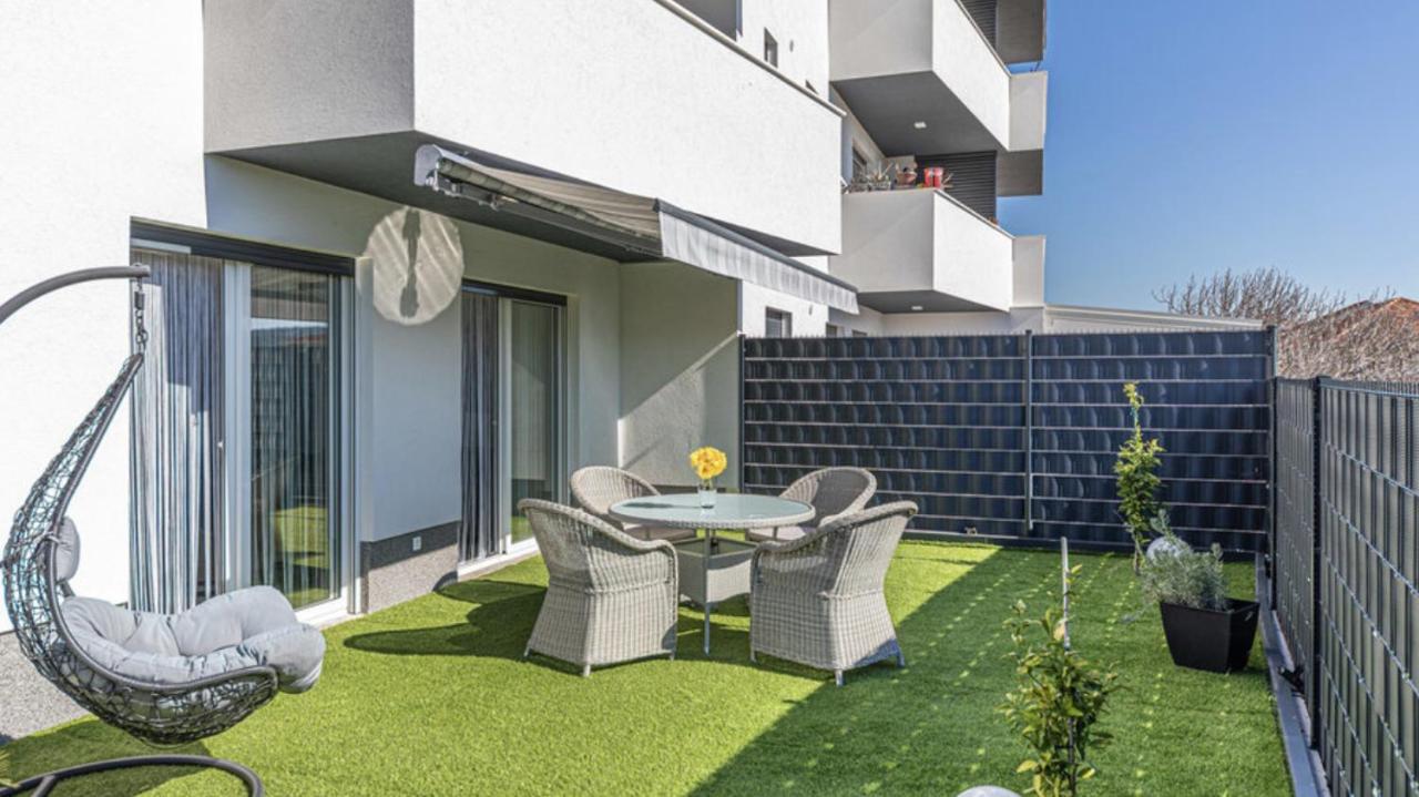 Hedonist-luxury 2 Bedroom With Private Hot Tub, Garden And Free Parking Apartment Trogir